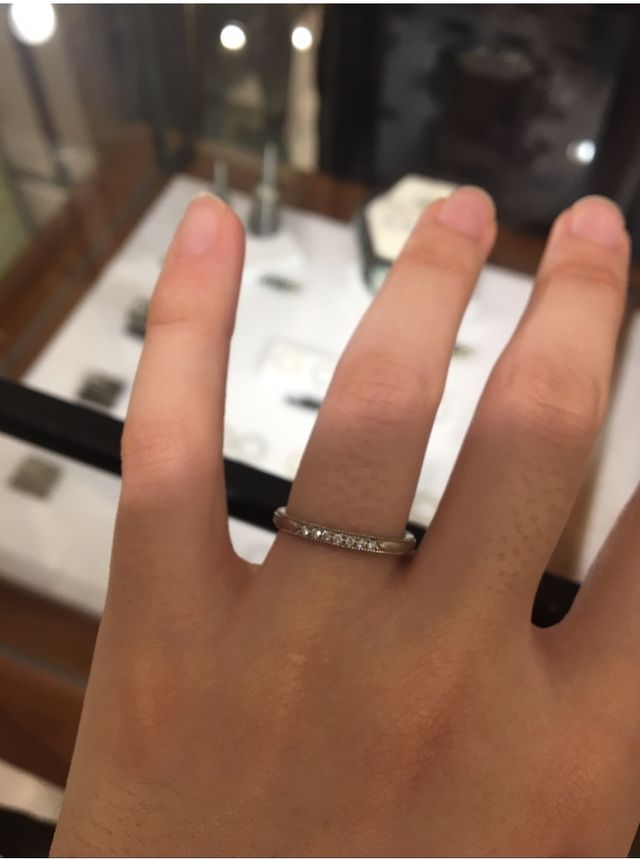 ダイヤが7つあり、光沢のあるシルバーの色でない。