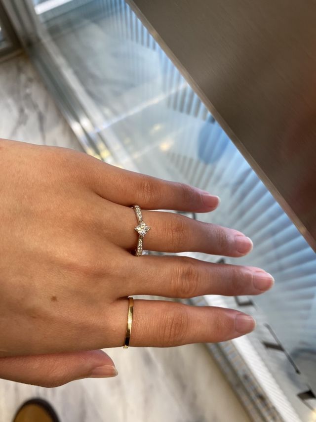 カウンター下に設置されたLEDに照らされたダイヤ