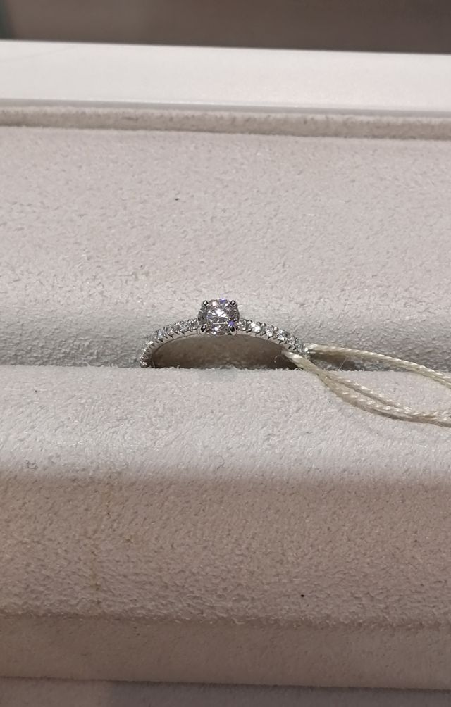 華奢でとても上品なデザインの指輪でした