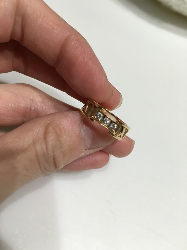 付き合い3年記念日にプロポーズ。なのでダイヤが3個です。