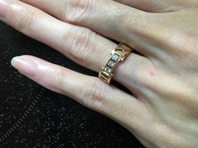  ローズゴールドで色白の指に似合います。