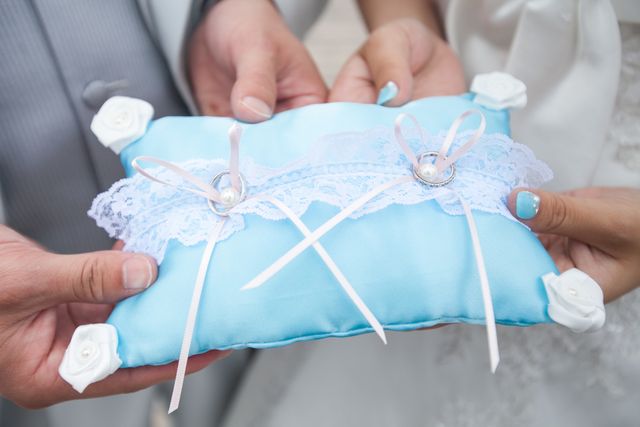 前撮りの際に、手作りのリングピローにのせて撮影しました