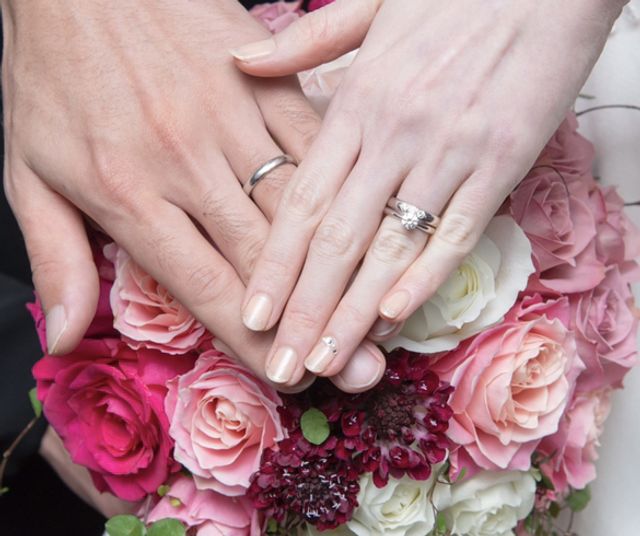 式当日、ブーケと一緒に。