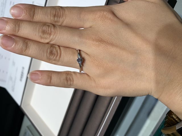 メインのダイヤの横にメレダイヤが2つずつ付いています。