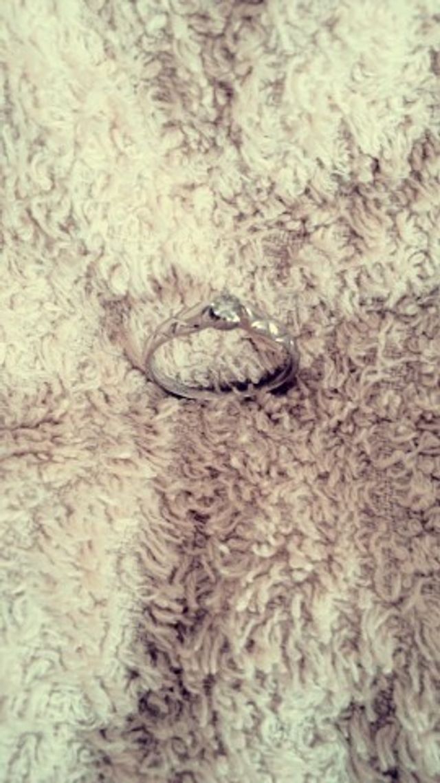 妻に贈った婚約指輪です