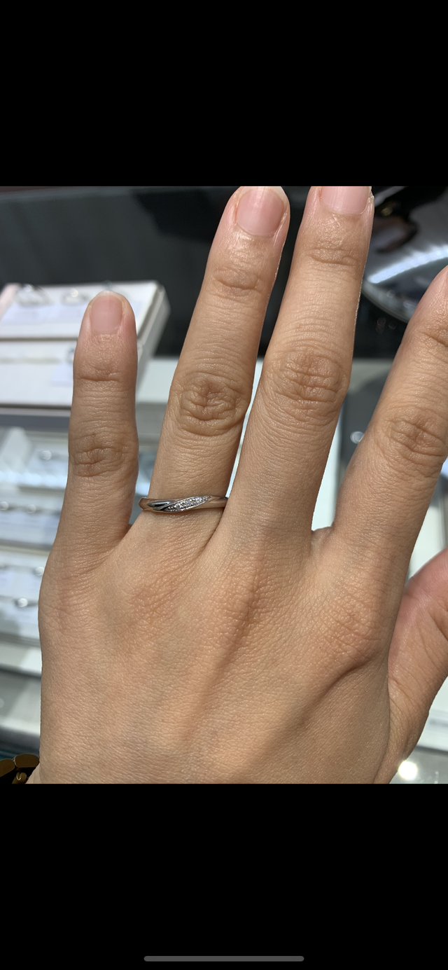 ウェーブにメレダイヤ5粒タイプのものです。