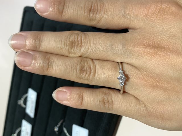 一つずつメレダイヤの付いたストレートタイプです。