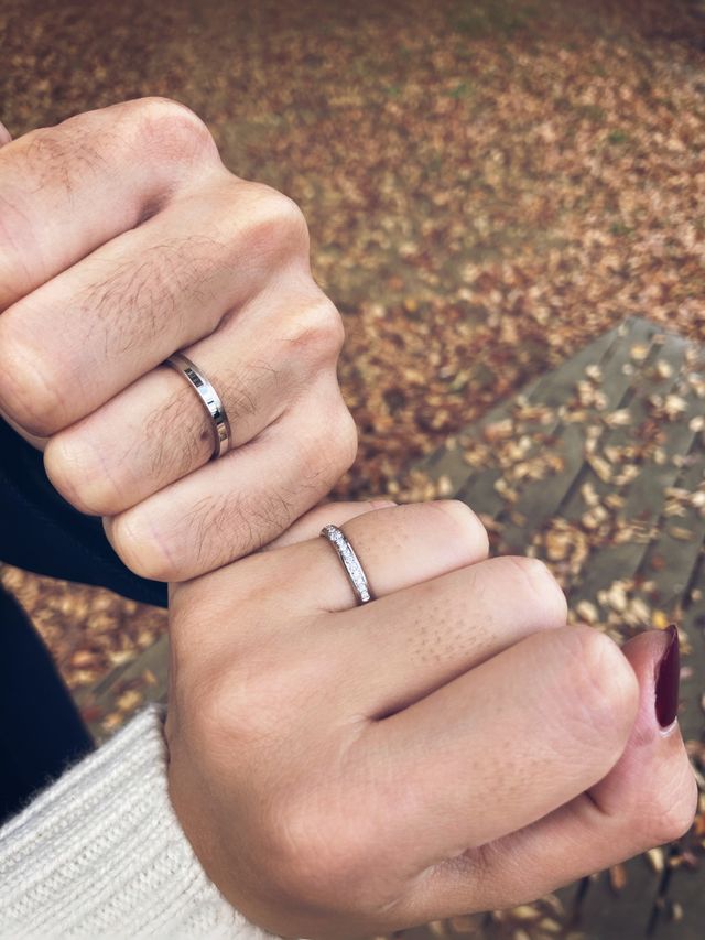 受取日に記念に撮りました。自然光の中でより綺麗に見えます。