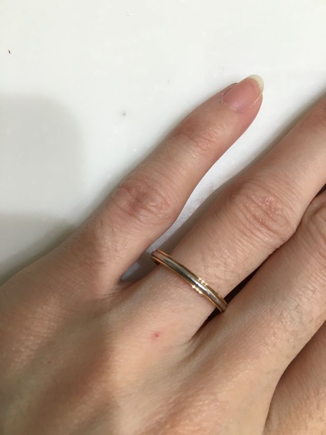 色白の指に似合うと思います。