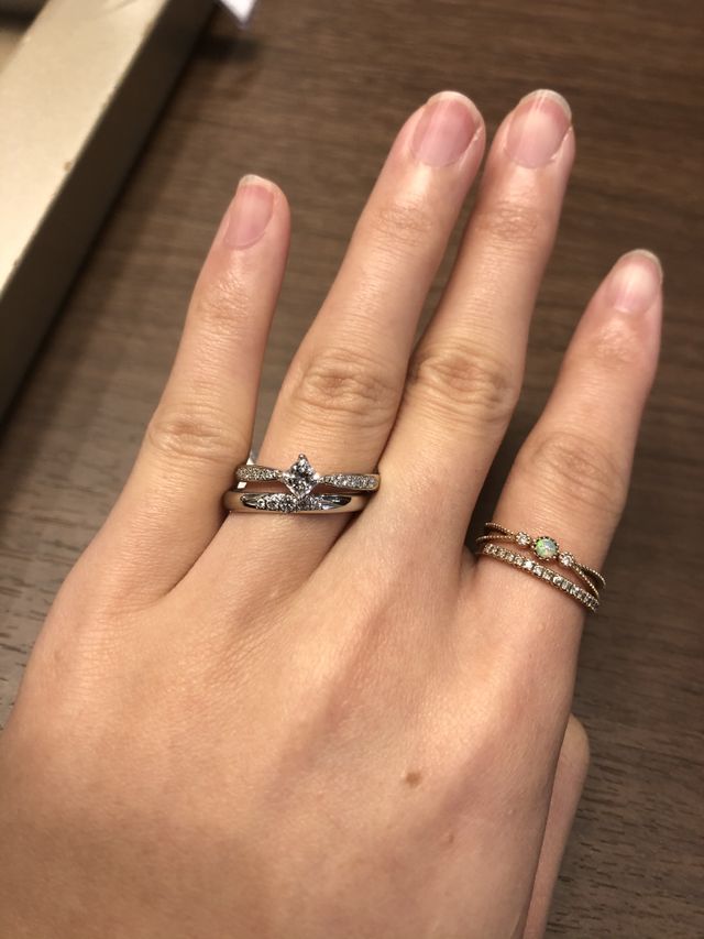 婚約指輪との重ねづけでも重厚感があり素敵です