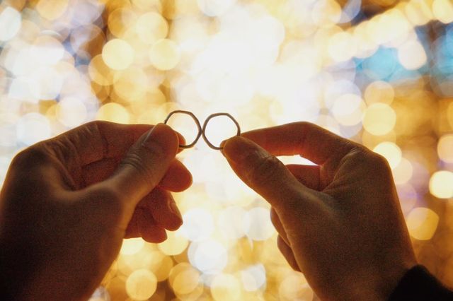 やわらかい雰囲気の六角形の指輪。