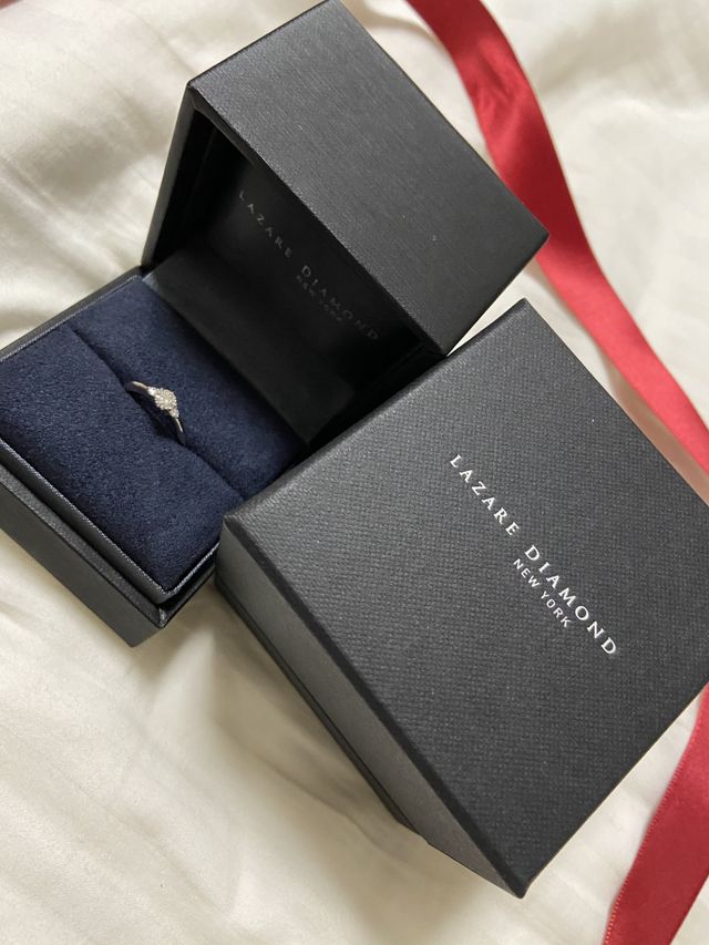 大小3つのダイヤがついた婚約指輪です。