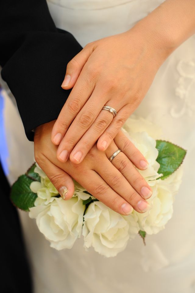 前撮りで撮った写真です。婚約指輪と結婚指輪両方つけています。