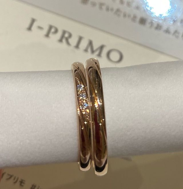 ２つ重ねると繋がるラインが素敵。
