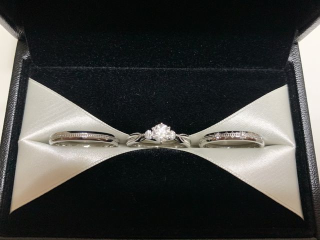 婚約指輪はエリザベート、結婚指輪はミニアチュールです。