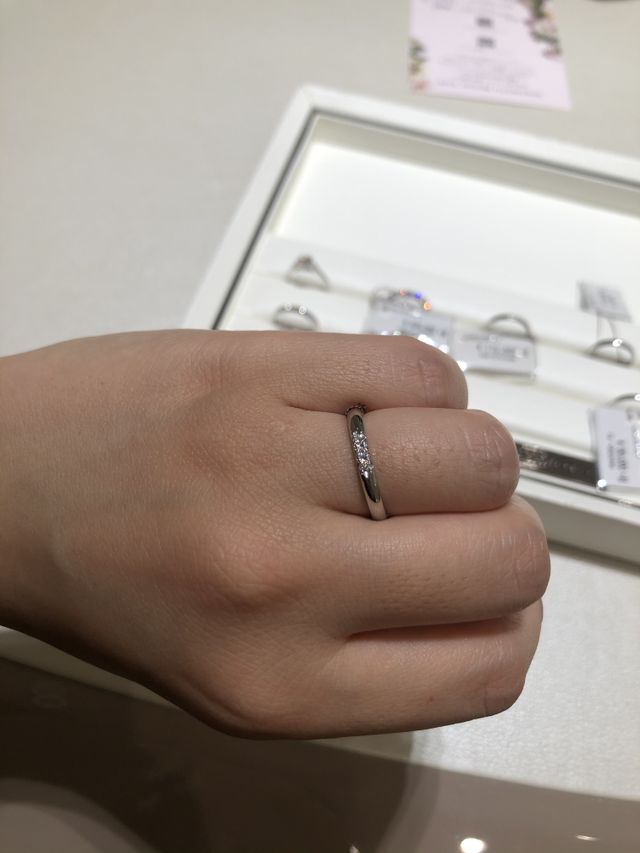 着用時の写真
ダイヤ3つ付