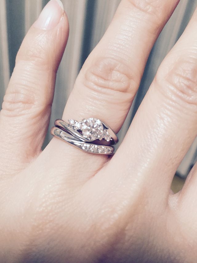 Sラインのエンゲージリングと重ね付するとこんな感じになります