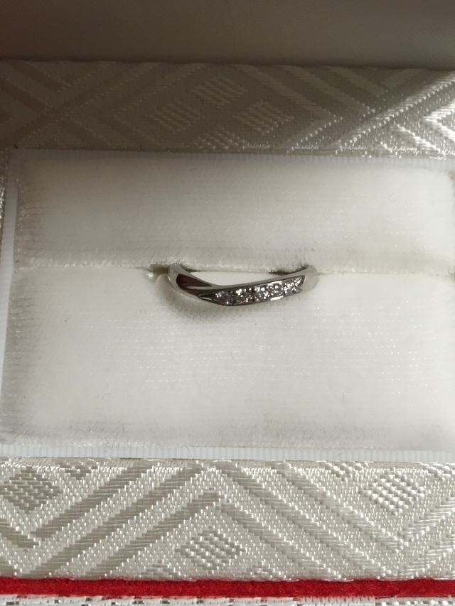 ゆるいVラインで片側にダイヤを5石入れました