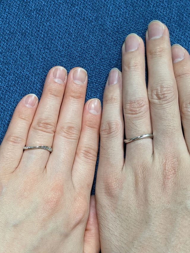 さりげないダイヤと華奢なウェーブが素敵