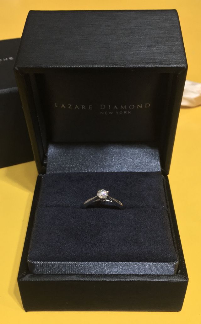 写真では分かりづらいですが、虹色の反射がとても綺麗です。