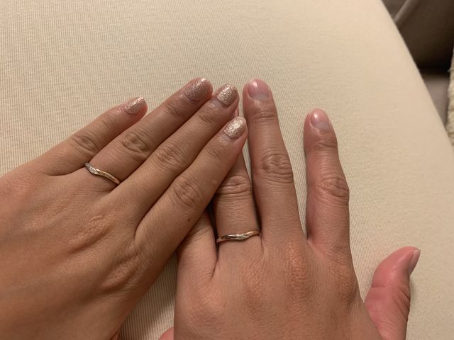 細めの指輪でダイヤが少しだけ
光っていて可愛いです。