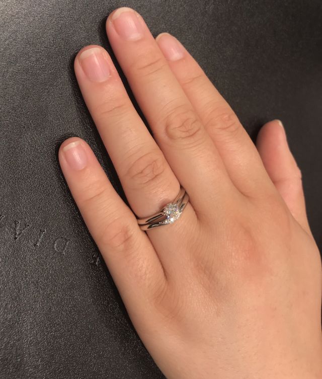 婚約指輪と結婚指輪ハドソンの組み合わせです。