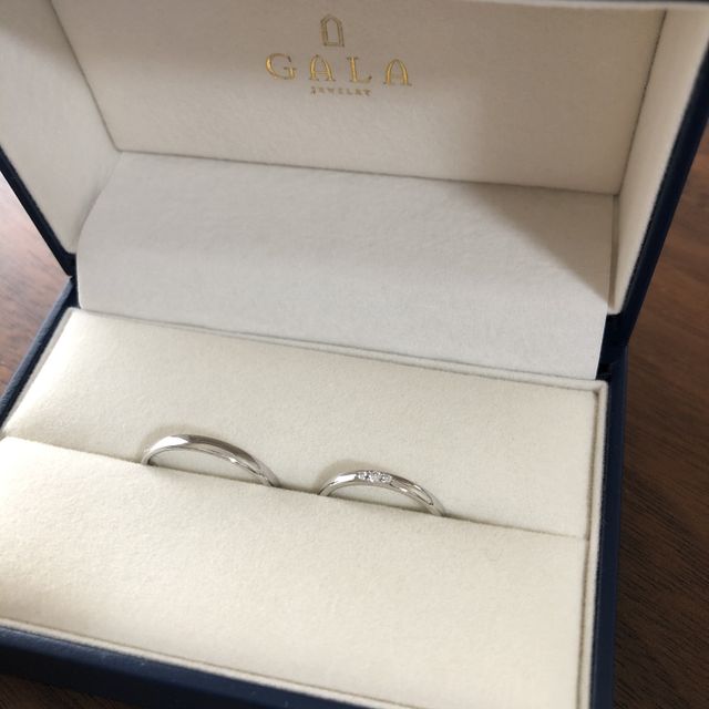 シンプルなストレートラインの結婚指輪