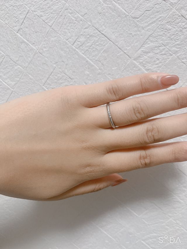 3つダイヤがついています。埋め込まれており、凹凸がありません