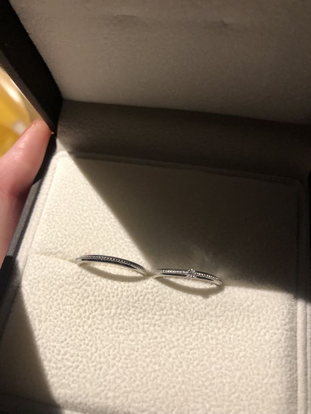 シンプルでお気に入り♡ニットにひっかかったりもなく安心です！