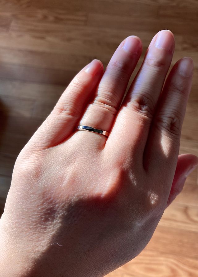 シンプルなデザインですが光の角度で様々な輝き方をします