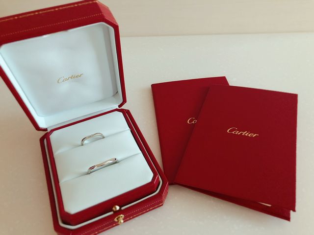 カルティエのバレリーナです。V字方なので指が華奢に見えます。