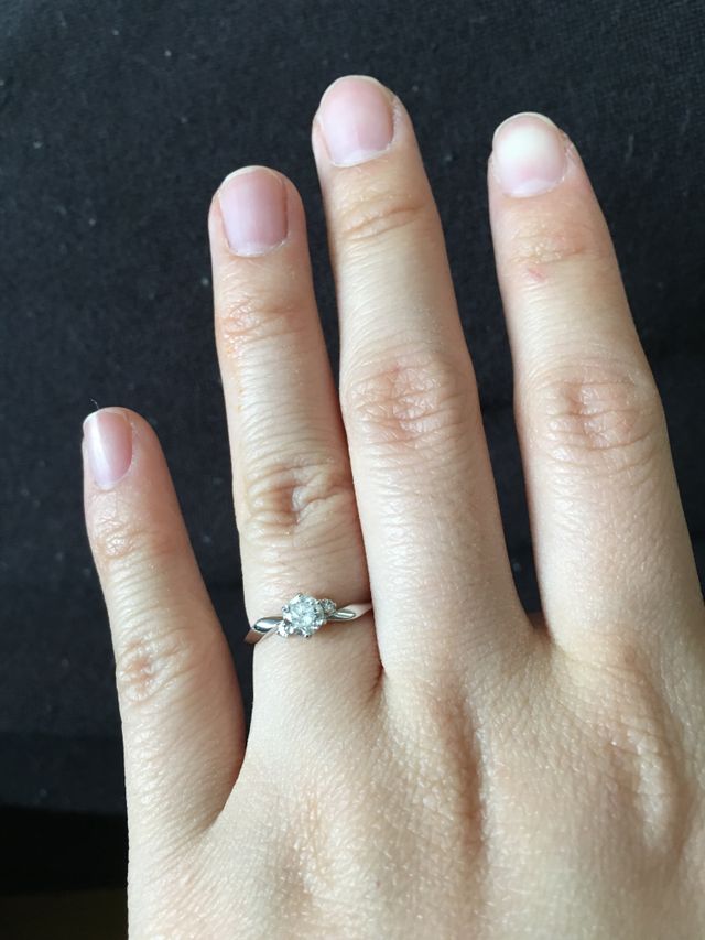 両側に小さな宝石