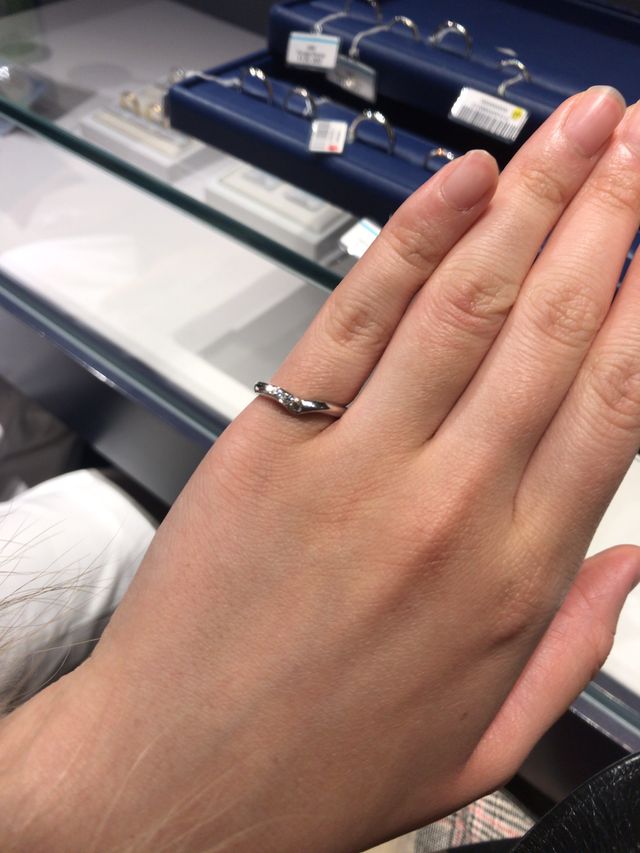 婚約指輪と重ね付けできるようv字にしました
