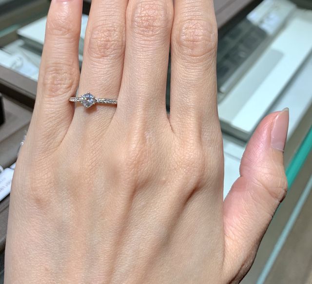 ダイヤが敷き詰められたゴージャスな指輪