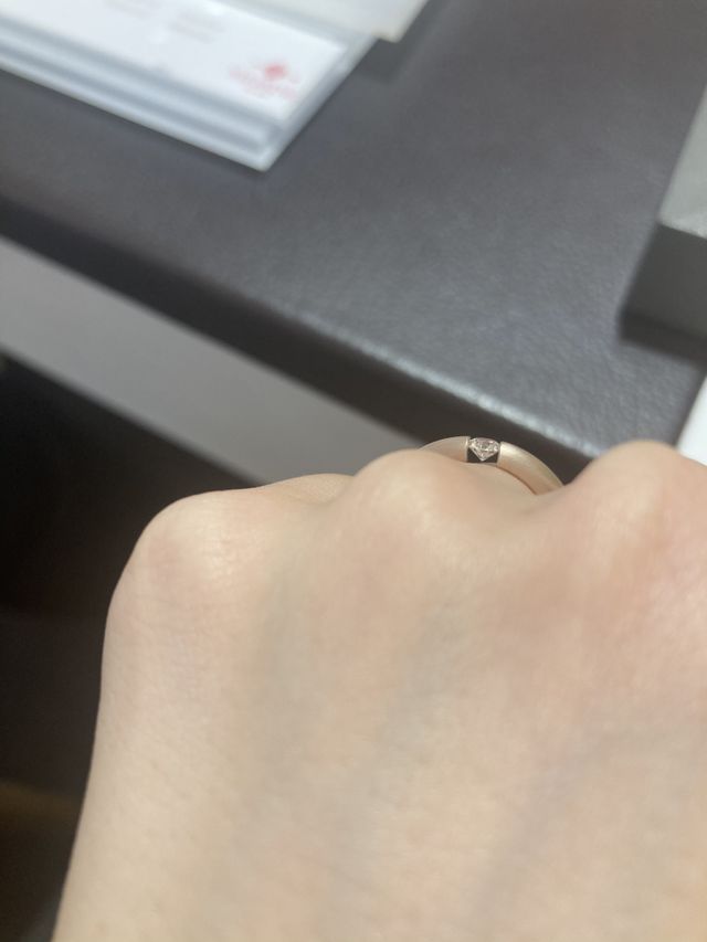 横から見るとダイヤが浮いていて本当にすごいです