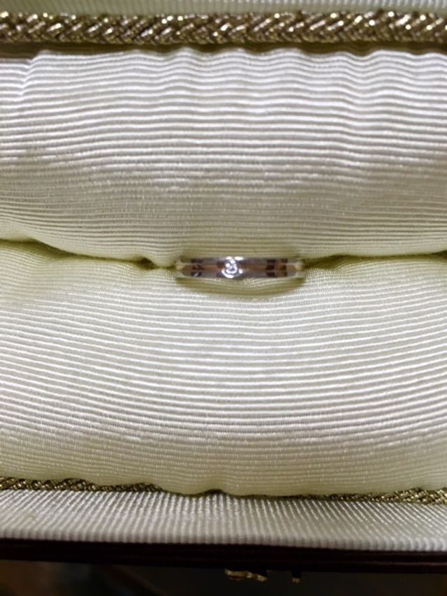 真ん中に赤い糸をイメージしたラインが入っています