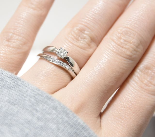 婚約指輪との重ね付け(婚約指輪は別のブランドです。)