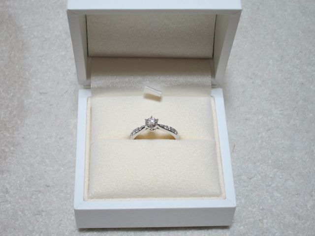 真ん中に大きいダイヤが、その両端にもダイヤが並んでいます。