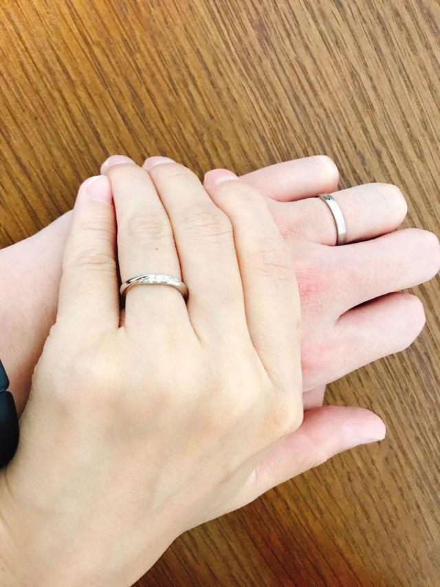 私は細めのリングを、旦那はあえて太めのリングを選びました。