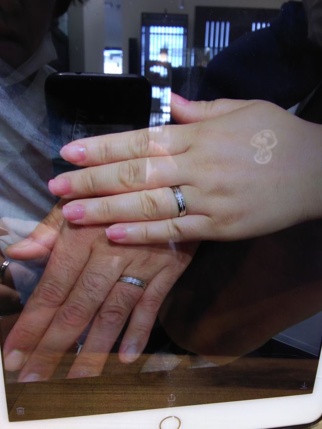 店舗で二人で出来上がった結婚指輪をつけました！！