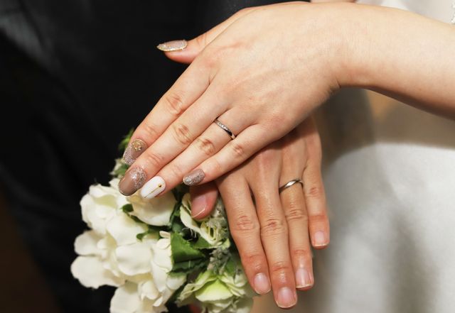 新婦の指輪にはダイヤを5石はめてもらいました