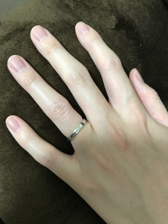 リングの真ん中にラインが入ったデザイン