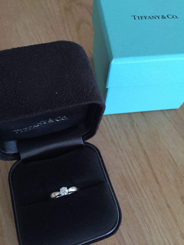 ダイヤにかけてリボンのように絞ってあるデザインが可愛いです