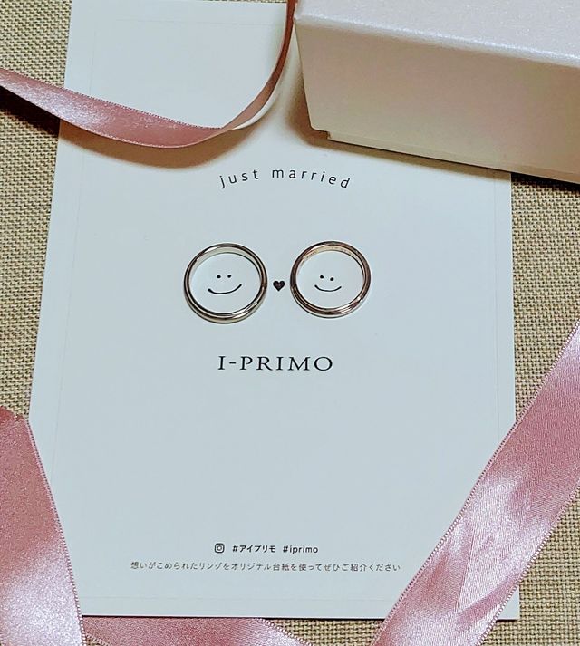 つや消し加工のシルバーとピンクゴールドでお揃いの指輪です。