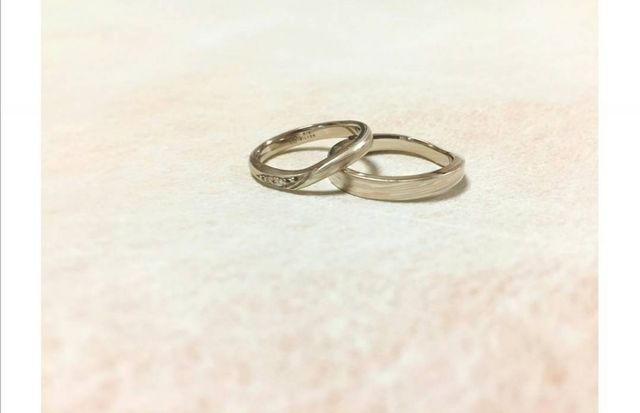 ストーンがついてる方が女性用です