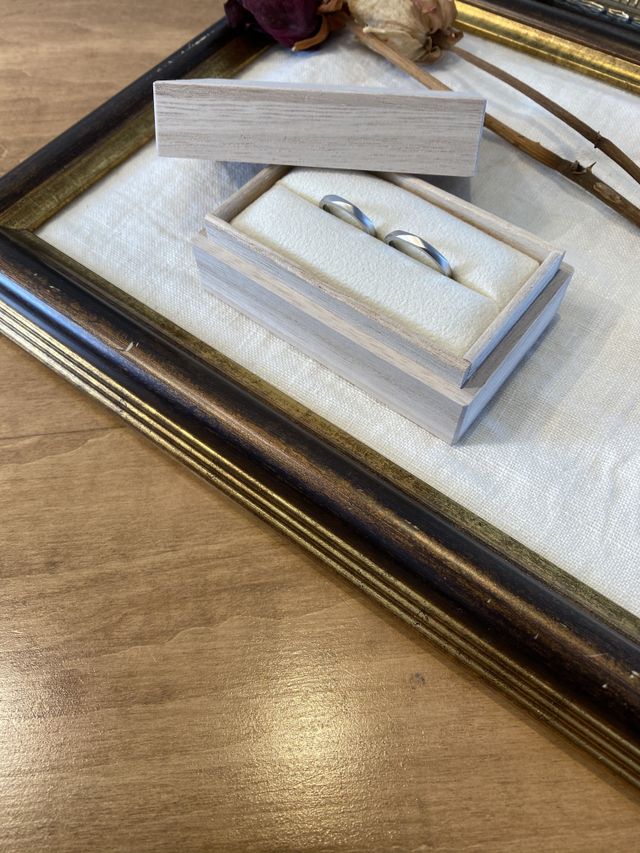 木箱入りの結婚指輪です。