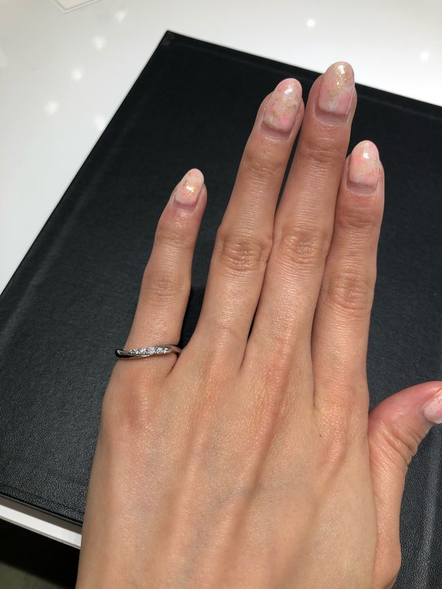 ダイヤ大きめで存在感があります。サイズがなかったので小指で