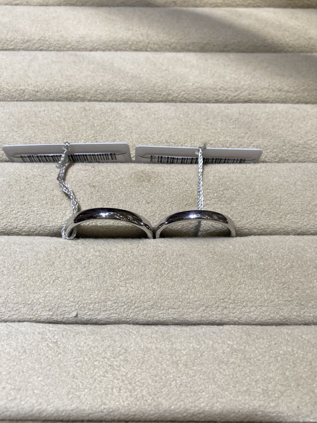 お互いの好みの幅で、シンプルなデザインです