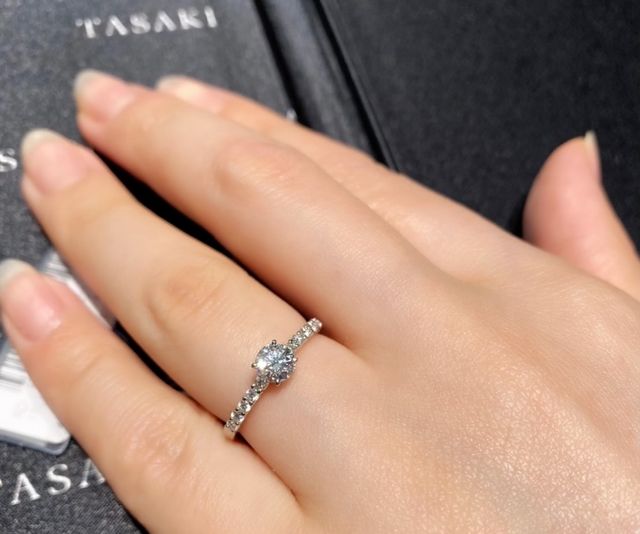 TASAKIのエタニティタイプのエンゲージリングです。