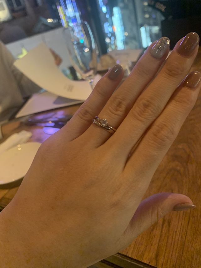 婚約指輪と合わせています